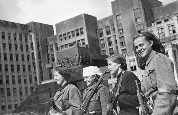 Беларускія партызаны на плошчы Леніна ў Мінску, пасля вызвалення горада / Уладзімір Лупейка