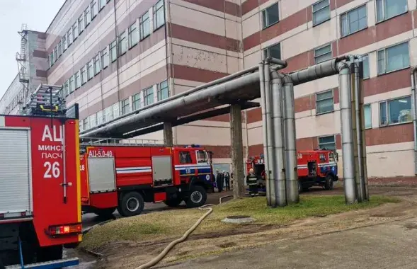 При пожаре на минском заводе эвакуировали 20 детей / twitter.com/112MINSK