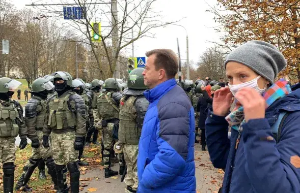 Протестующие и бойцы внутренних войск. Минск, 1 ноября 2020 года / Еврорадио