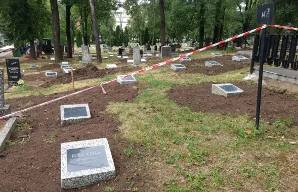 Чем старые надгробия на Военном кладбище мешают властям Минска?