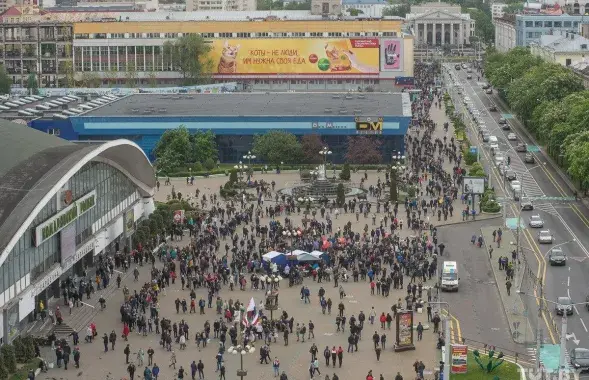 Натоўп людзей каля Камароўскага рынку / tut.by