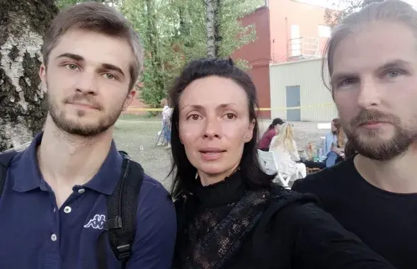 Кірыл Галанаў і Улад Сакалоўскі разам з актрысай і спявачкай Анастасияй Шпакоўскай каля турмы на Акрэсьціна, Мінск, 16 жніўня 2020 года