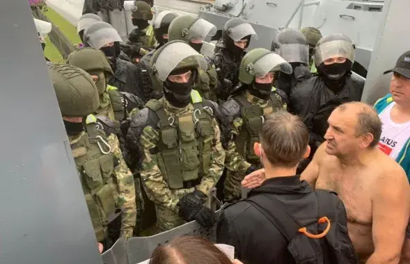 Беларускія сілавікі ў масках / з архіва Еўрарадыё​