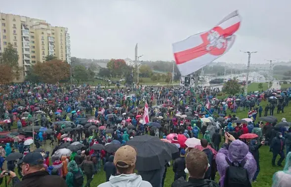 Start of the Dignity March at the Stela monument on 11 October 2020 / Euroradio