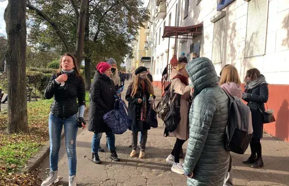 Пратэстоўцы пасля таго, як сілавікі пырснулі ў іх балончыкам 18 кастрычніка 2020 года / Еўрарадыё