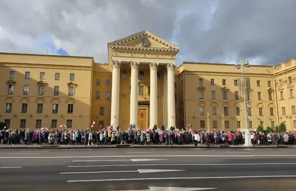 Пратэстоўцы ля будынка КДБ у Мінску / Еўрарадыё
