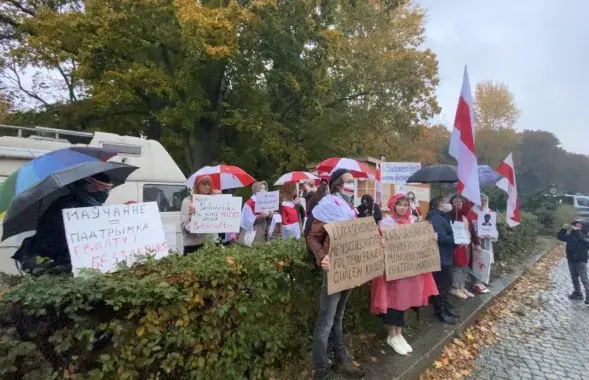 23 кастрычніка ў Берліне перад будынкам пасольства Беларусі адбыўся мітынг "Сідарэнка, вы &mdash;&nbsp;не наш амбасадар" / Еўрарадыё