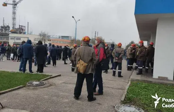 Работнікі "Гродна Азот" каля прахадной 26 кастрычніка 2020 года / "Радыё Свабода"
