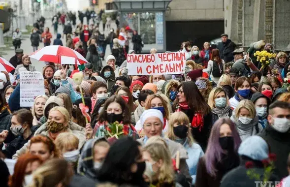 У суботу ў цэнтры Мінска праходзілі адразу дзве акцыі пратэсту: "Жаночы марш" і "Марш людзей з (не) абмежаванымі магчымасцямі" / Tut.by