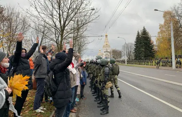 Супрацьстаянне пратэстоўцаў і сілавікоў на Маршы супраць тэрору ў Мінску 1 лістапада 2020 года / Еўрарадыё