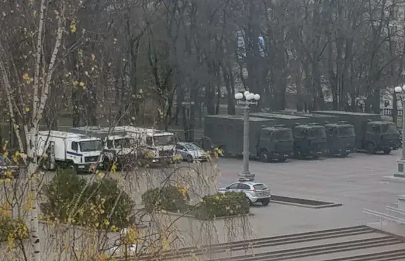 Аўтазакі перад Домам афіцэраў