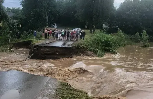Пад Мінскам рака выйшла з берагоў і змыла мост