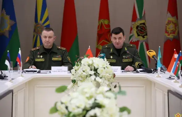 Военные вертолёты летели над Минском — не опасно ли это? Спросили у эксперта