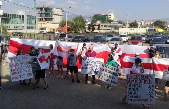 Протестующие возле ЦИК Грузии / t.me/tbilisipeople​