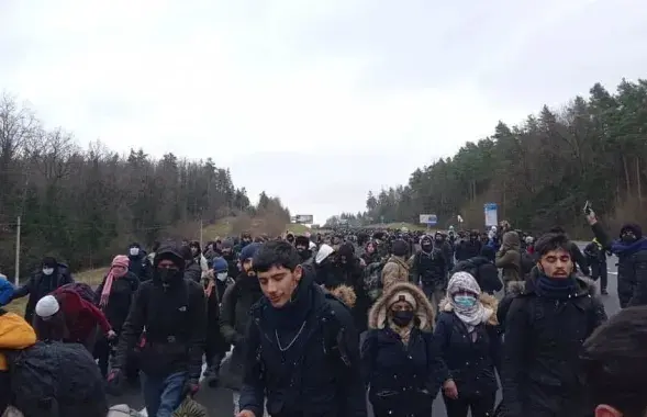 Група ўцекачоў ідзе да дзяржмяжы / Скрыншот відэа​