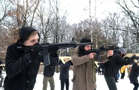 Украинцы с оружием во время занятий по боевой подготовке гражданского населения / t.me/totalopir