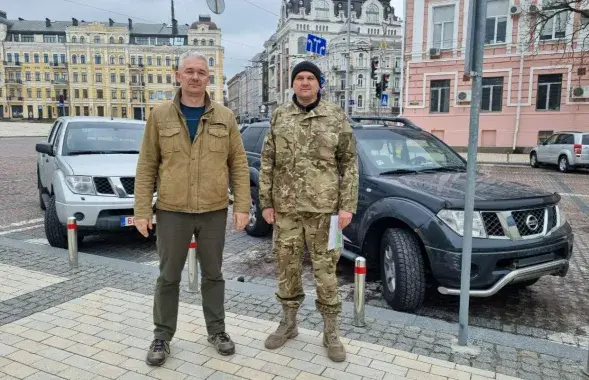 Валерый Кавалеўскі і намеснік камандзіра палка Каліноўскага Вадзім Кабанчук падчас сустрэчы ў Кіеве, красавік 2022 года / тг-канал Святланы Ціханоўскай

