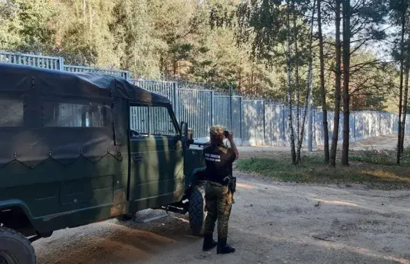 Протяжённость забора — 186 километров, а высота — 5,5 метров
