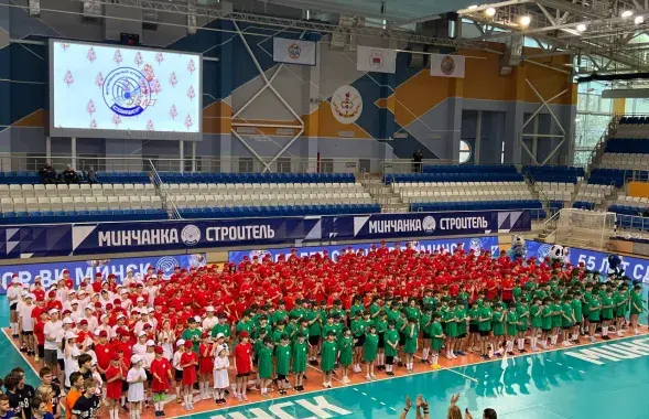Іх прымусілі спяваць гімн краіны / TEAM BY

