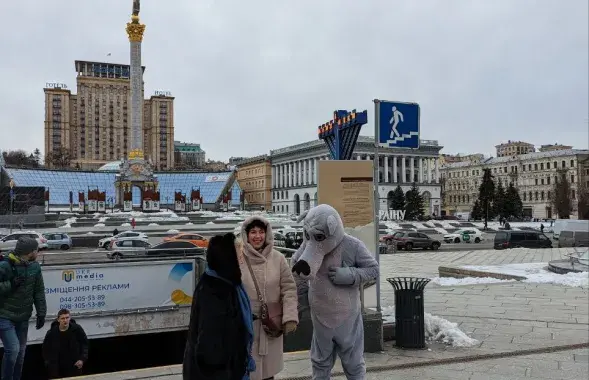 И в мирное, и в военное время этот волк встречает киевлян на Майдане Независимости.
