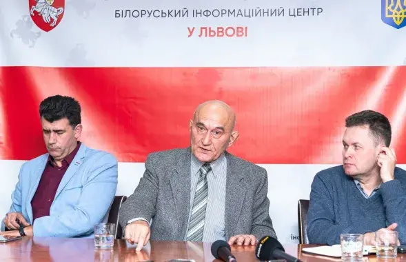 Зенон Позняк (в центре) / t.me/zianon_pazniak
