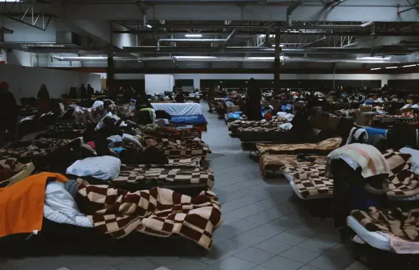 Это видео мы сняли в самом крупном в Европе лагере для украинских беженцев. Некоторые люди живут здесь уже год / Euroradio
