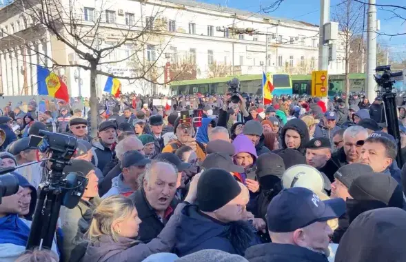 Паліцыя стрымлівае пратэстоўцаў, якія спрабуюць прарвацца да будынка ўрада Малдовы /&nbsp;NewsMaker

&nbsp;

