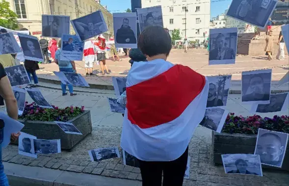 У Варшаве стварылі імправізаваны дрот і прычапілі да яго здымкі палітвязняў /&nbsp;@viasna96
