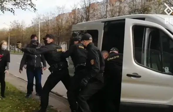 Кадр с видео &quot;Белсата&quot;, где силовики распыляют газ в лица протестующих.