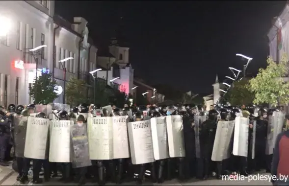 Пинские милиционеры во время уличной акции / &quot;Медиа-Полесье&quot;​