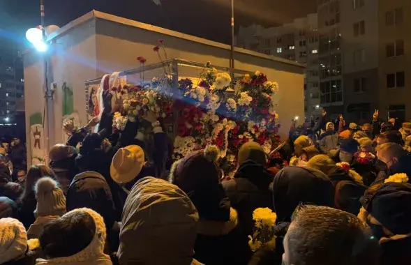 Мемориал в память Романа Бондаренко на &quot;Площади перемен&quot; / Еврорадио