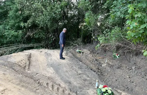 Часовы павераны ў справах Польшчы ў Беларусі Марцін Вайцяхоўскі ля разбуранага пахавання /&nbsp;twitter.com/PLinBelarus