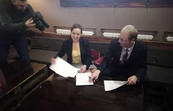 Ігар Барысаў прымае дакументы ў Ганны Канапацкой&nbsp;/ t.me/vybary