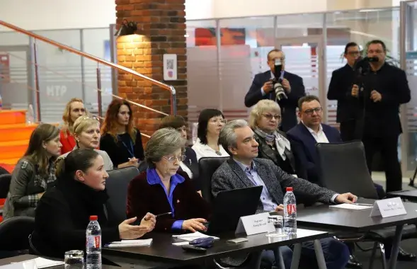 Круглы стол у&nbsp;ПВТ /&nbsp;park.by