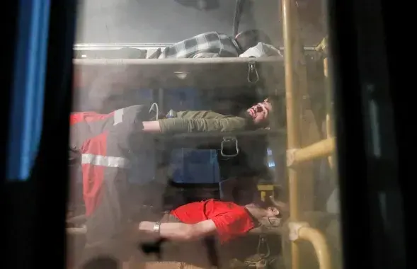 Ранены украинские военные, эвакуированные ночью из "Азовстали"​ / Reuters