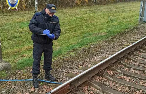 Невядомыя пад Брэстам 29 кастрычніка замкнулі дротам рэйкі / Следчы камітэт РБ​