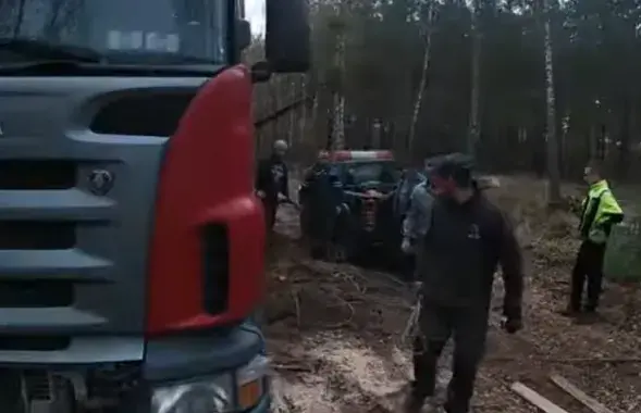 "Спасатели" возле грузовика белоруса​