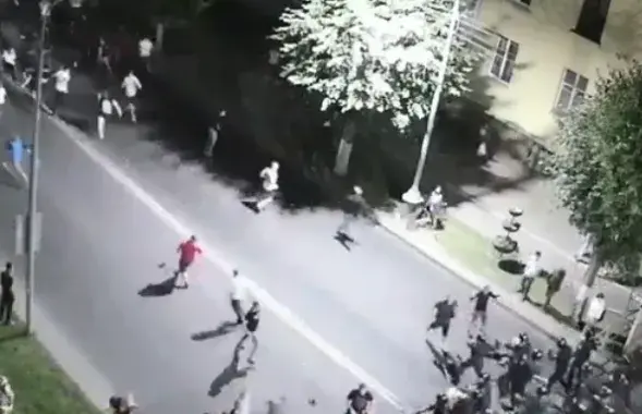 Стычка в Борисове во время разгона уличной акции протеста / Скриншот с видео МВД​
