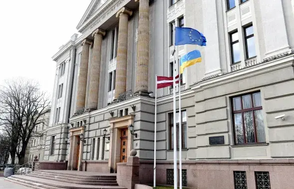 Сцяг Украіны ля будынка МЗС Латвіі​ / LETA
