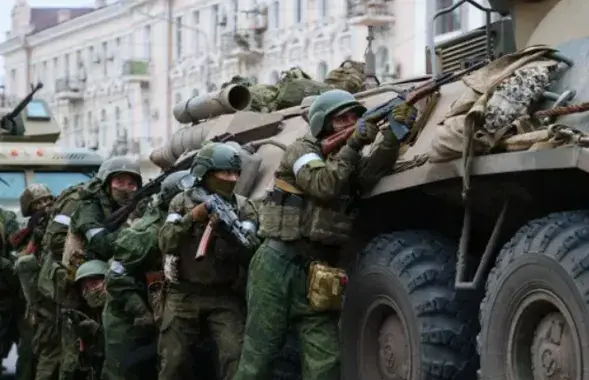 Байцы "Вагнер" ля будынка штаба Паўднёвай ваеннай акругі ў Растове / ТАСС
