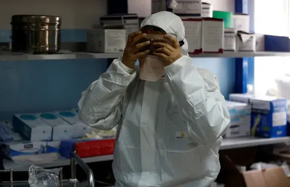 В больнице мужчина находится в специальном боксе / Иллюстративное фото Reuters