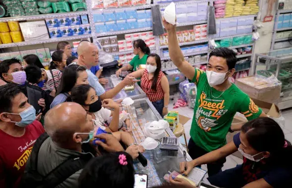 На Філіпінах людзі масава скупляюць медыцынскія маскі / Reuters