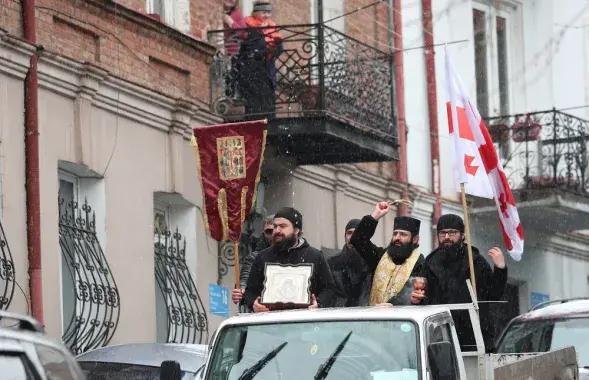 Святары грузінскай праваслаўнай царквы ездзяць па вуліцах Тбілісі, распырскваючы святую ваду, каб абараніць насельніцтва ад каранавіруса, Грузія, 17 сакавіка 2020 года / Reuters