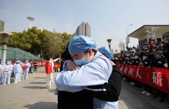 Медыкі з Уханя развітваюцца з калегамі з Цзянсу, якія дапамагалі ім у бітве з каранавірусам у правінцыі Хубэй, 19 сакавіка 2020 года / Reuters