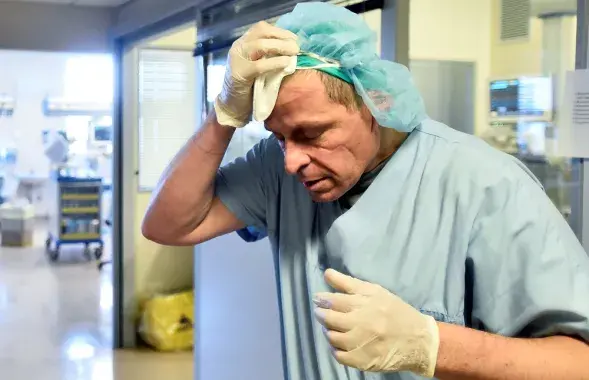 Врач после смены в отделении, где лечат пациентов с коронавирусом / Reuters