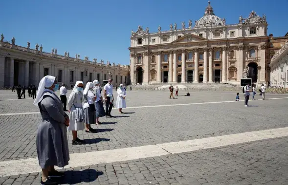 Верующие в защитных масках держатся на расстоянии во время молитвы Папы Римского из окна в Ватикане 31 мая 2020 года / Reuters