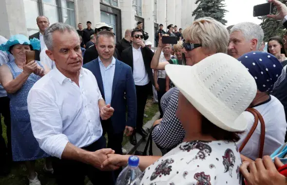 Лідар Дэмакратычнай партыі Малдовы Уладзімір Плахатнюк вітае сваіх прыхільнікаў падчас мітынгу ў Кішынёве.&nbsp;Малдова, 9 чэрвеня 2019 года / Reuters