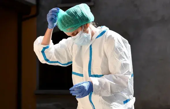 Доктор во время пандемии коронавируса / Reuters