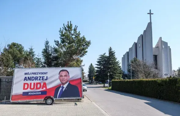 Перадвыбарчы плакат прэзідэнта Польшчы Анджэя Дуды ў Жэшуве, Польшча, 6 красавіка 2020 года / Agencja Gazeta via REUTERS​