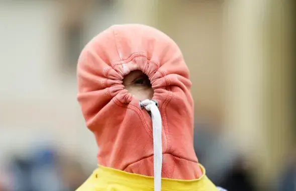 Человек прячется от коронавируса в Праге / Еврорадио